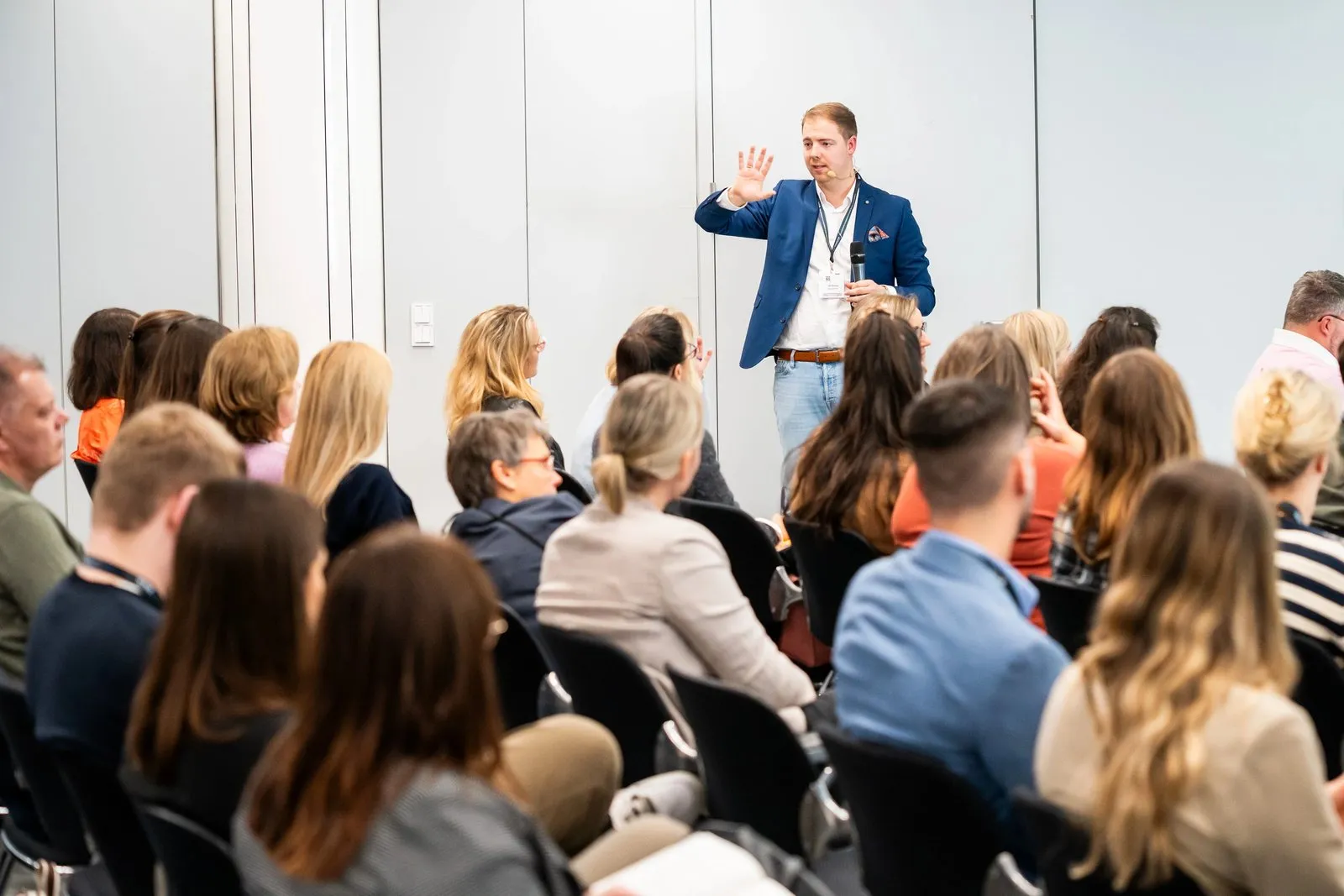 Jan Achnitz spricht vor Publikum in einem hellen Seminarraum